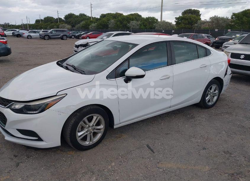 Photo 2 of 2018 Chevrolet Cruze LT AUTO (VIN 1G1BE5SM6J7154897)