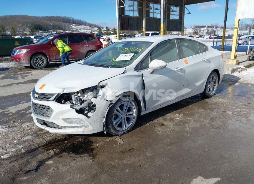 Photo 2 of 2018 Chevrolet Cruze LT AUTO (VIN 1G1BE5SM6J7170078)
