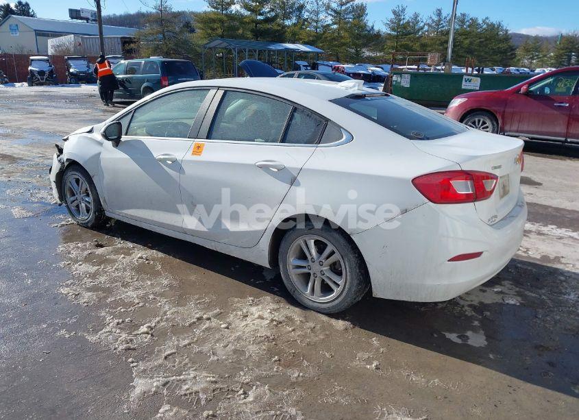 Photo 3 of 2018 Chevrolet Cruze LT AUTO (VIN 1G1BE5SM6J7170078)