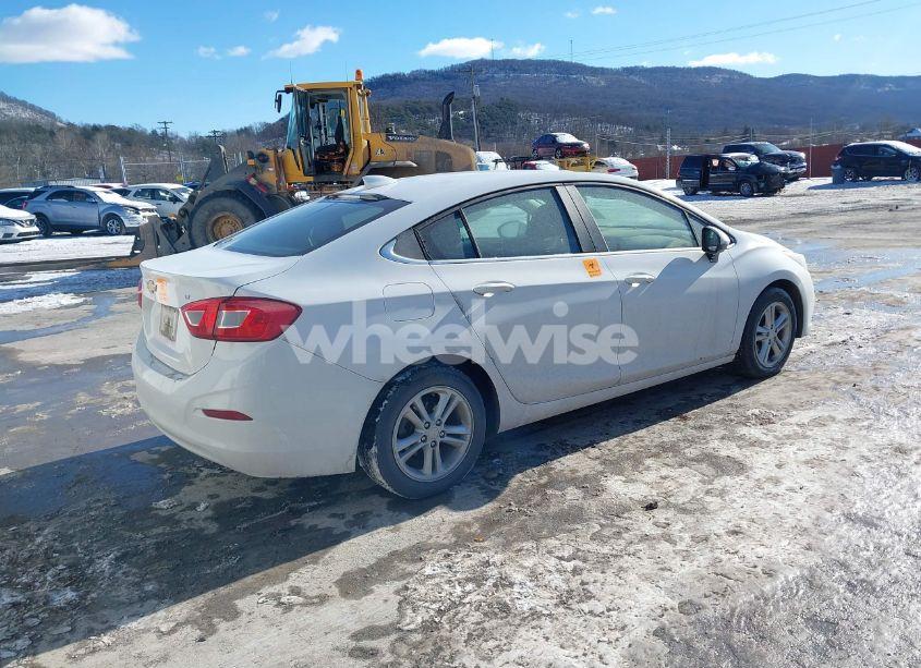 Photo 4 of 2018 Chevrolet Cruze LT AUTO (VIN 1G1BE5SM6J7170078)