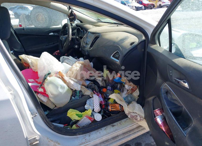 Photo 5 of 2018 Chevrolet Cruze LT AUTO (VIN 1G1BE5SM6J7170078)