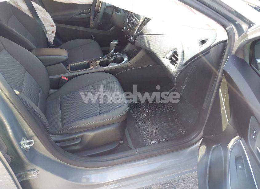 Photo 5 of 2018 Chevrolet Cruze LT AUTO (VIN 1G1BE5SM6J7205007)