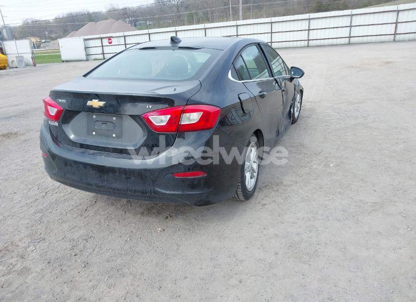 Photo 4 of 2018 Chevrolet Cruze LT AUTO (VIN 1G1BE5SM6J7205671)