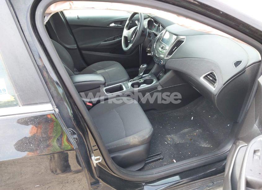 Photo 5 of 2018 Chevrolet Cruze LT AUTO (VIN 1G1BE5SM6J7205671)