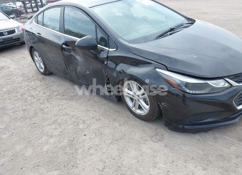 Photo 6 of 2018 Chevrolet Cruze LT AUTO (VIN 1G1BE5SM6J7205671)