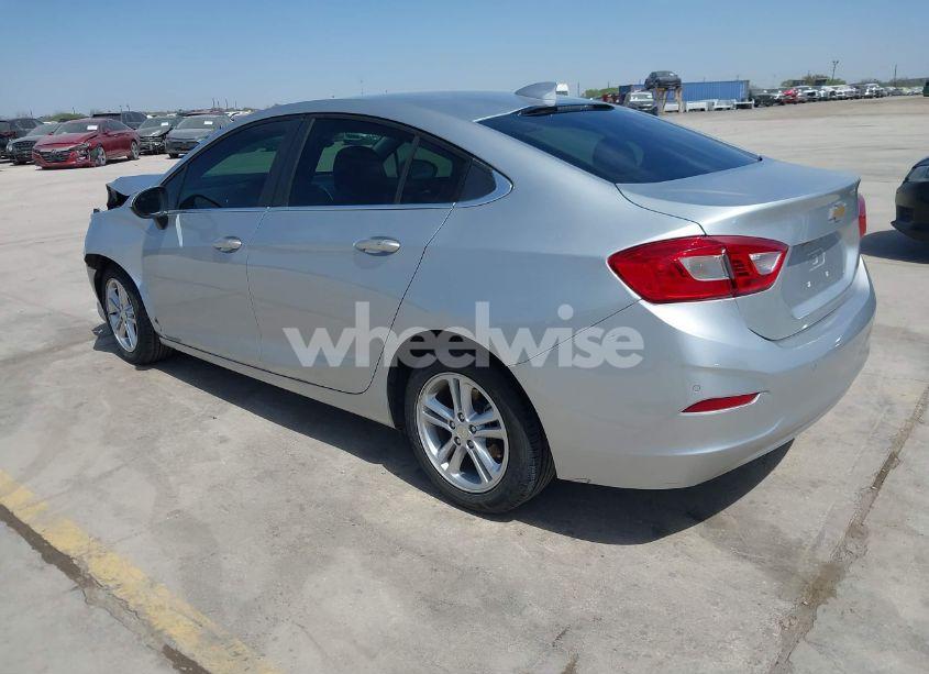 Photo 3 of 2018 Chevrolet Cruze LT AUTO (VIN 1G1BE5SM6J7207923)