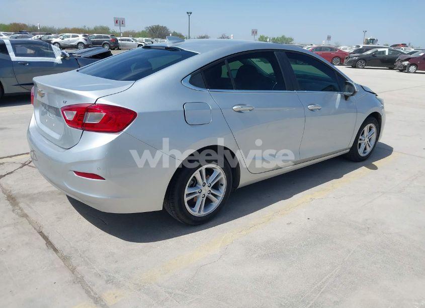 Photo 4 of 2018 Chevrolet Cruze LT AUTO (VIN 1G1BE5SM6J7207923)