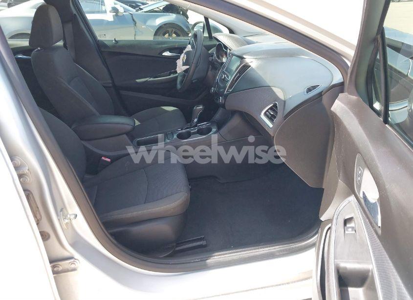 Photo 5 of 2018 Chevrolet Cruze LT AUTO (VIN 1G1BE5SM6J7207923)