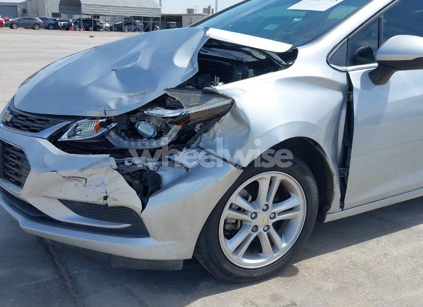 Photo 6 of 2018 Chevrolet Cruze LT AUTO (VIN 1G1BE5SM6J7207923)