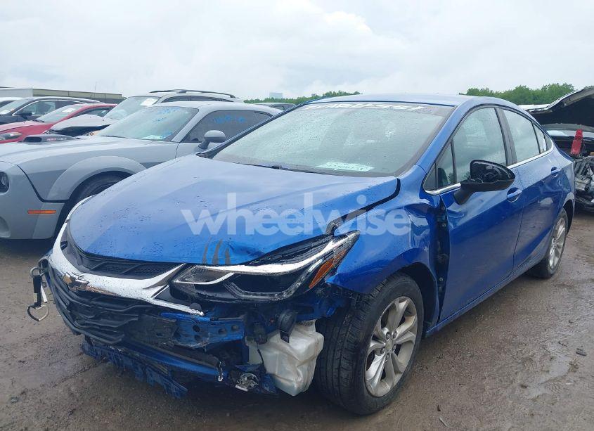 Photo 2 of 2019 Chevrolet Cruze LT (VIN 1G1BE5SM6K7106334)