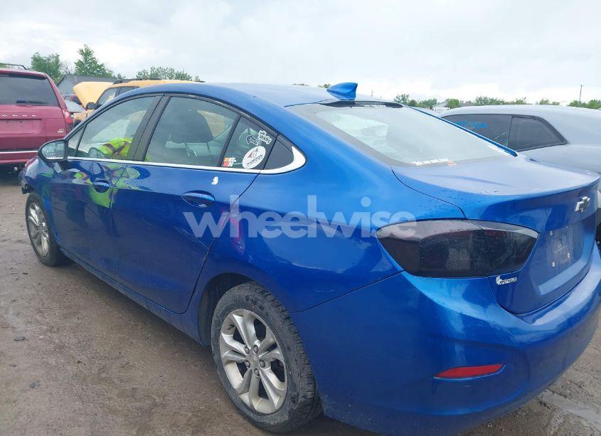 Photo 3 of 2019 Chevrolet Cruze LT (VIN 1G1BE5SM6K7106334)