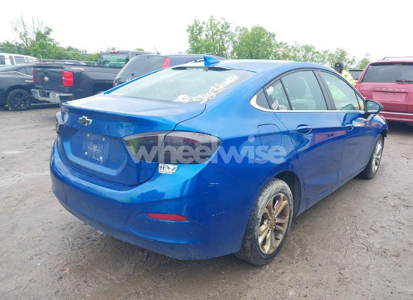 Photo 4 of 2019 Chevrolet Cruze LT (VIN 1G1BE5SM6K7106334)