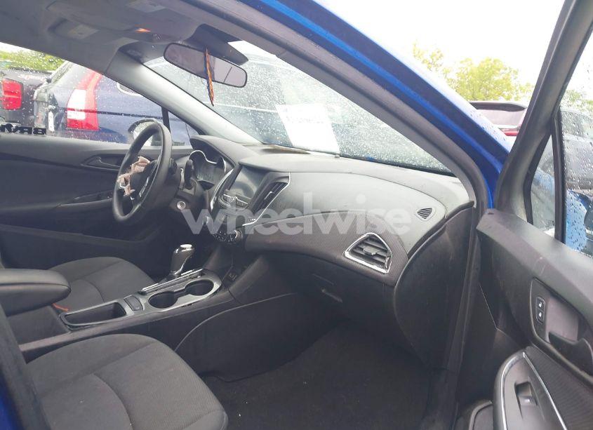 Photo 5 of 2019 Chevrolet Cruze LT (VIN 1G1BE5SM6K7106334)