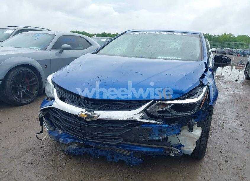 Photo 6 of 2019 Chevrolet Cruze LT (VIN 1G1BE5SM6K7106334)