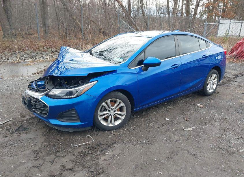 Photo 2 of 2019 Chevrolet Cruze LT (VIN 1G1BE5SM6K7113767)