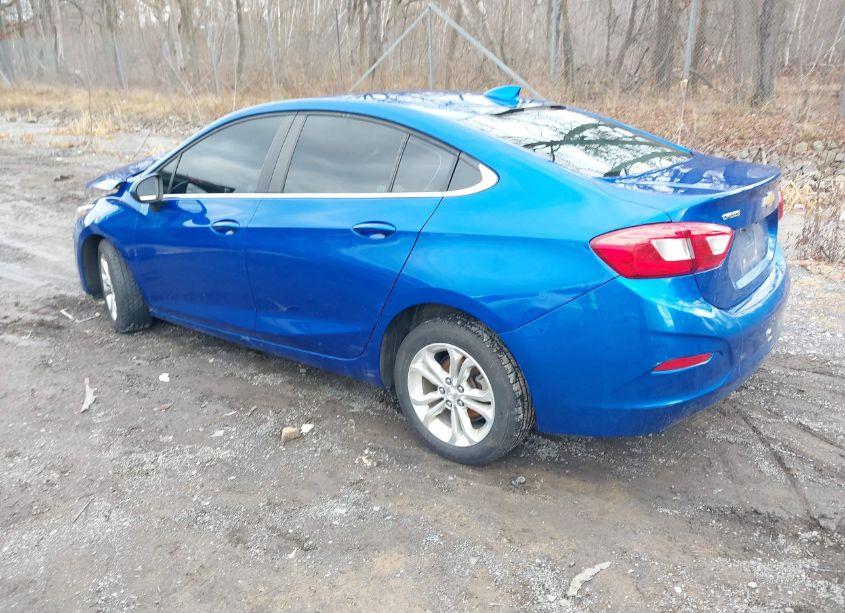 Photo 3 of 2019 Chevrolet Cruze LT (VIN 1G1BE5SM6K7113767)