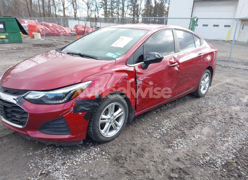 Photo 2 of 2019 Chevrolet Cruze LT (VIN 1G1BE5SM6K7125336)