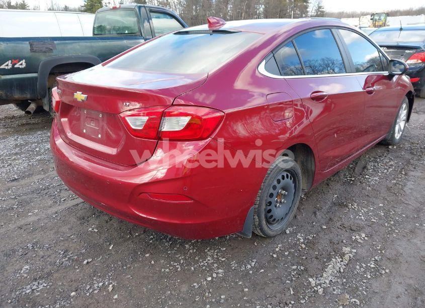 Photo 4 of 2019 Chevrolet Cruze LT (VIN 1G1BE5SM6K7125336)