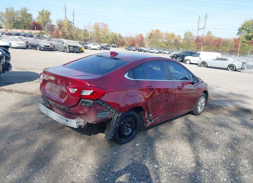 Photo 4 of 2019 Chevrolet Cruze LT (VIN 1G1BE5SM6K7134134)