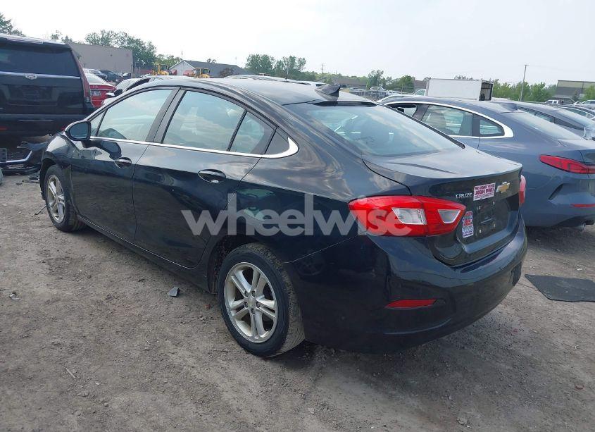 Photo 3 of 2017 Chevrolet Cruze LT AUTO (VIN 1G1BE5SM7H7133924)