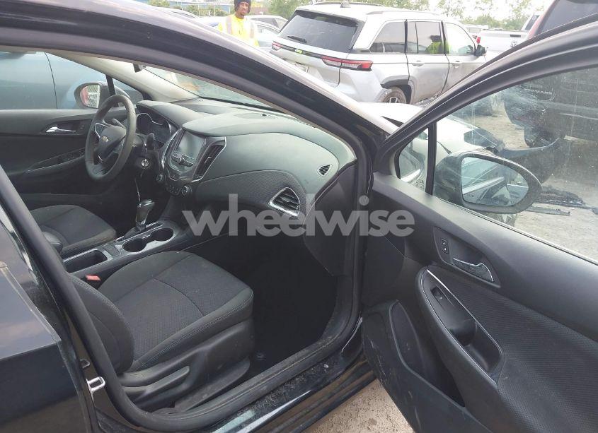 Photo 5 of 2017 Chevrolet Cruze LT AUTO (VIN 1G1BE5SM7H7133924)