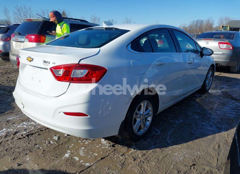 Photo 4 of 2017 Chevrolet Cruze LT AUTO (VIN 1G1BE5SM7H7233702)