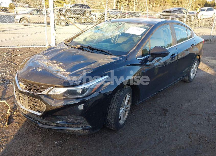 Photo 2 of 2018 Chevrolet Cruze LT AUTO (VIN 1G1BE5SM7J7122105)