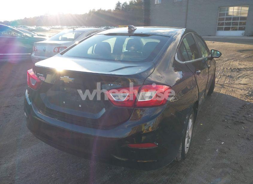 Photo 4 of 2018 Chevrolet Cruze LT AUTO (VIN 1G1BE5SM7J7122105)
