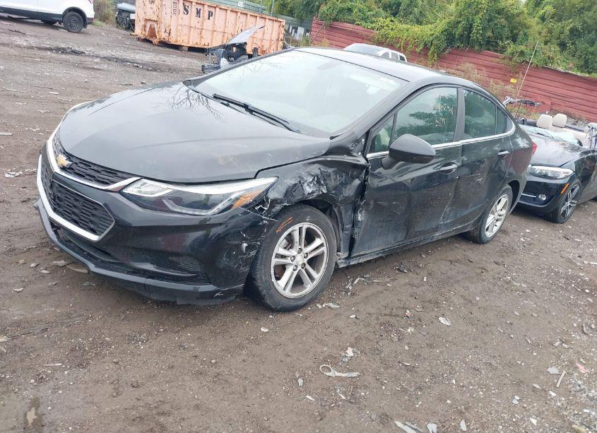 Photo 2 of 2018 Chevrolet Cruze LT AUTO (VIN 1G1BE5SM7J7135601)