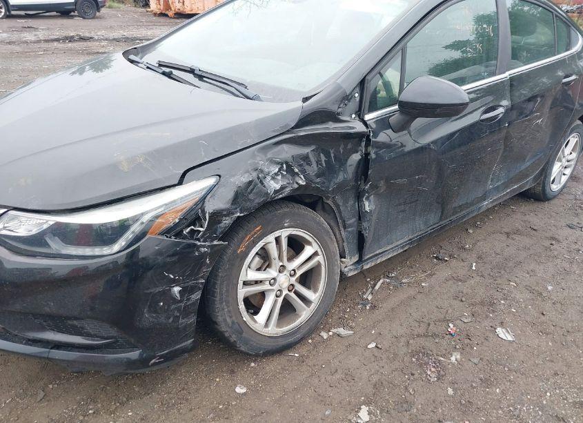 Photo 6 of 2018 Chevrolet Cruze LT AUTO (VIN 1G1BE5SM7J7135601)