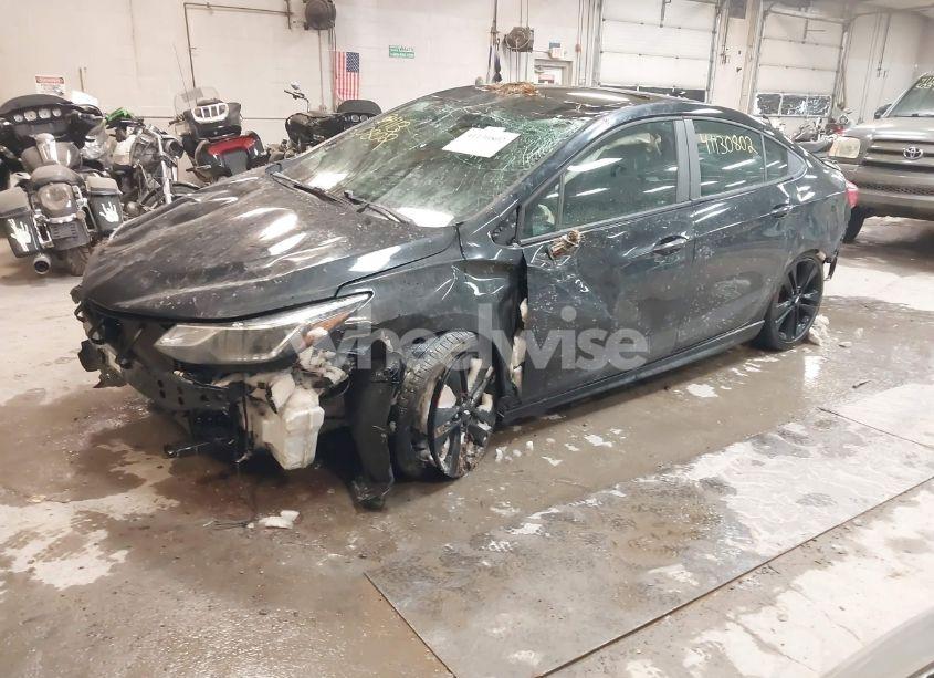 Photo 2 of 2018 Chevrolet Cruze LT AUTO (VIN 1G1BE5SM7J7167724)