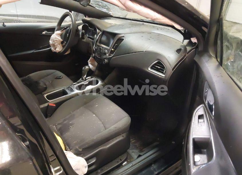 Photo 5 of 2018 Chevrolet Cruze LT AUTO (VIN 1G1BE5SM7J7167724)