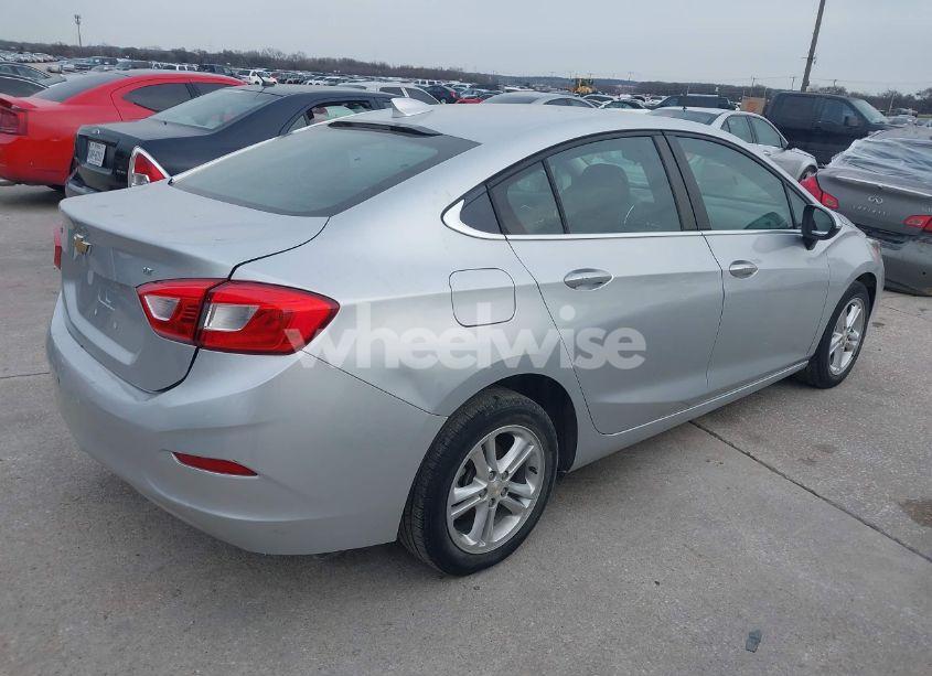Photo 4 of 2018 Chevrolet Cruze LT AUTO (VIN 1G1BE5SM7J7199377)