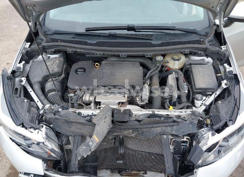 Photo 10 of 2019 Chevrolet Cruze LT (VIN 1G1BE5SM7K7104382)