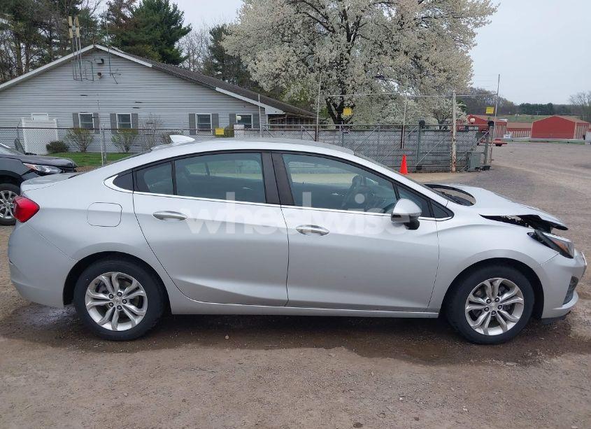 Photo 13 of 2019 Chevrolet Cruze LT (VIN 1G1BE5SM7K7104382)