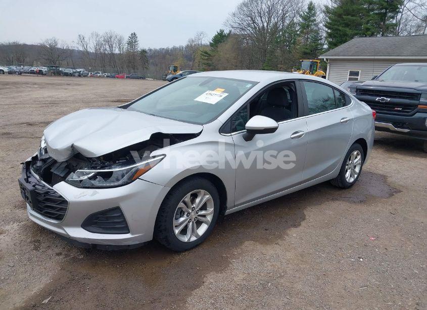 Photo 2 of 2019 Chevrolet Cruze LT (VIN 1G1BE5SM7K7104382)