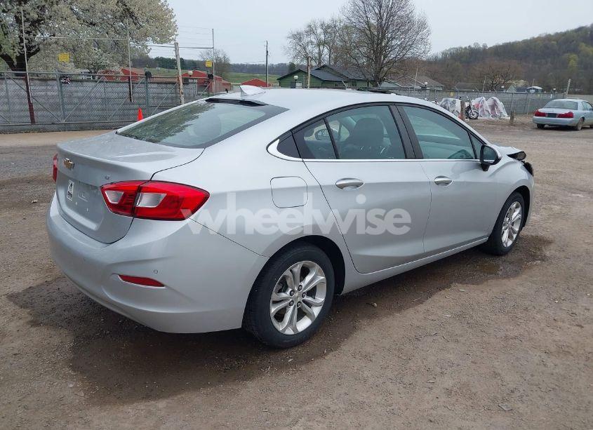 Photo 4 of 2019 Chevrolet Cruze LT (VIN 1G1BE5SM7K7104382)