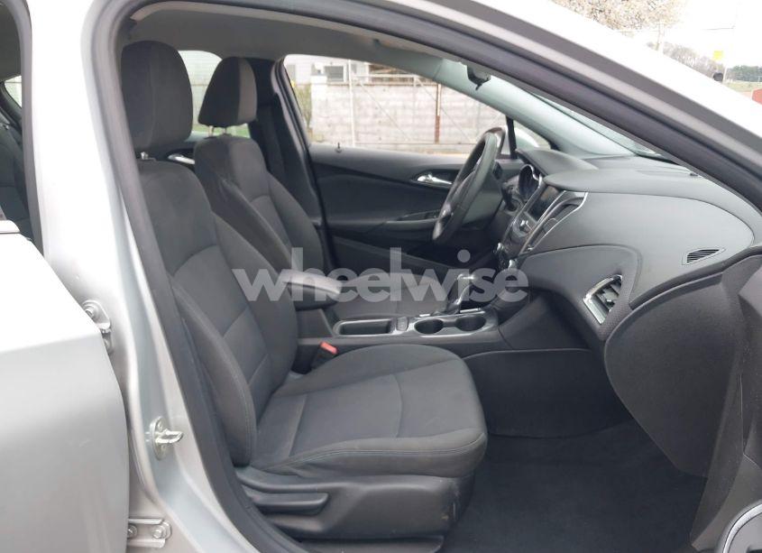 Photo 5 of 2019 Chevrolet Cruze LT (VIN 1G1BE5SM7K7104382)