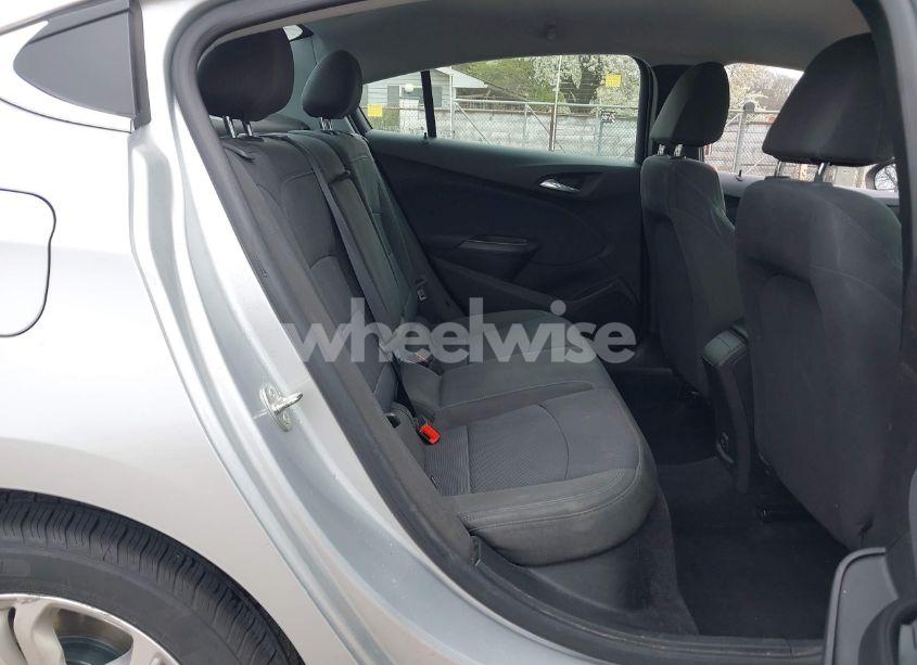 Photo 8 of 2019 Chevrolet Cruze LT (VIN 1G1BE5SM7K7104382)