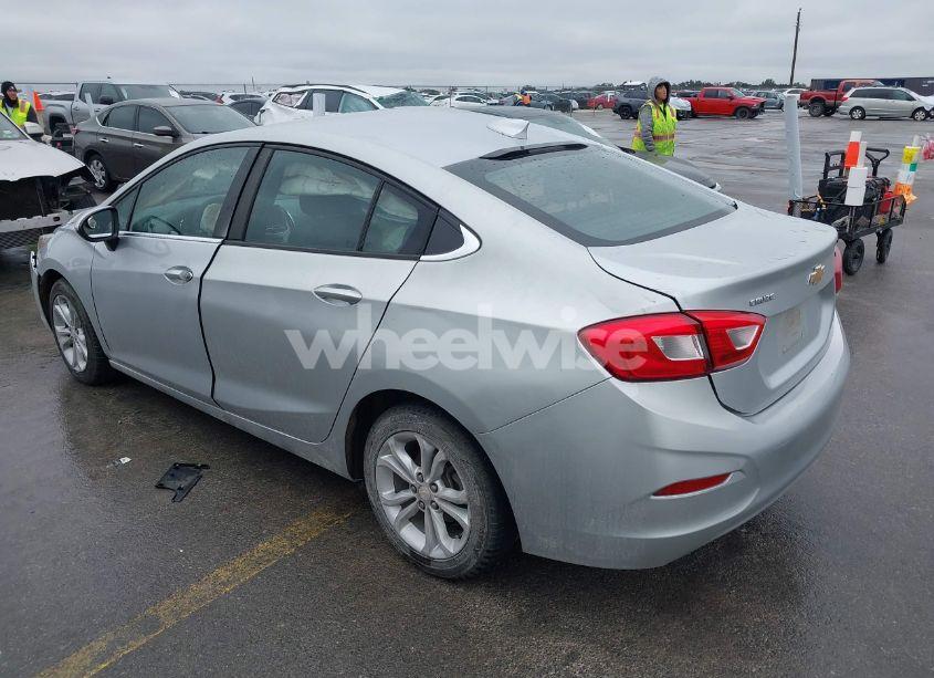 Photo 3 of 2019 Chevrolet Cruze LT (VIN 1G1BE5SM7K7114636)