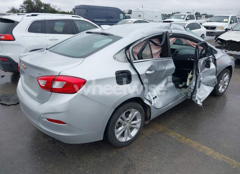 Photo 4 of 2019 Chevrolet Cruze LT (VIN 1G1BE5SM7K7114636)