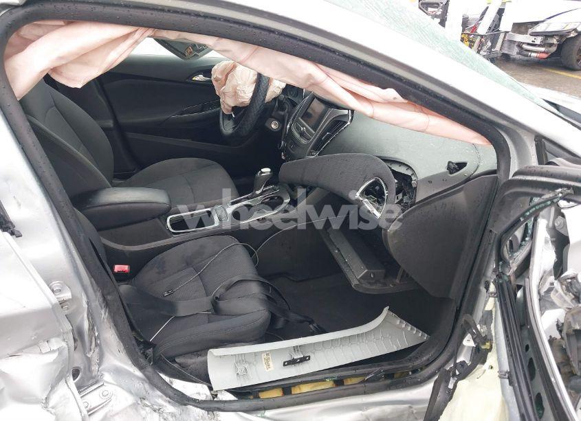 Photo 5 of 2019 Chevrolet Cruze LT (VIN 1G1BE5SM7K7114636)