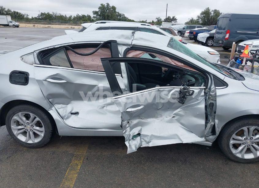Photo 6 of 2019 Chevrolet Cruze LT (VIN 1G1BE5SM7K7114636)