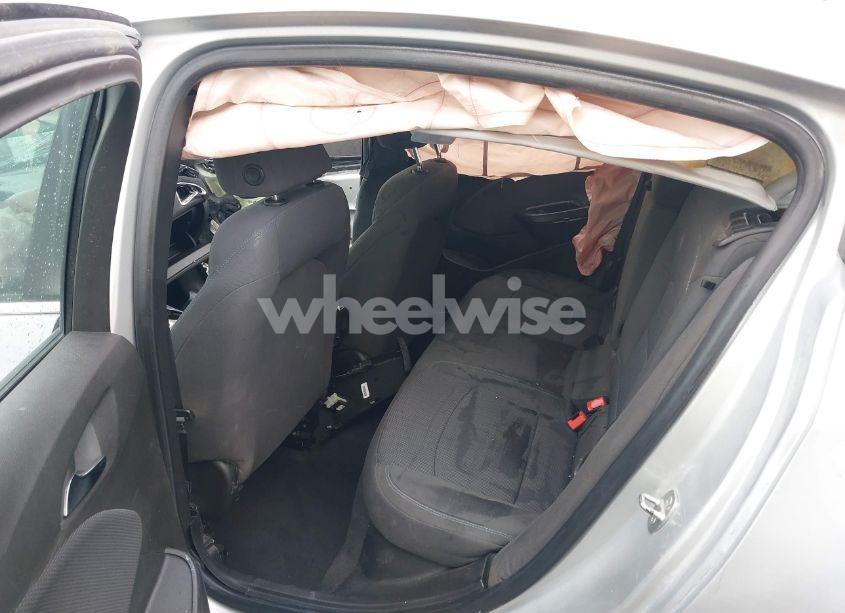 Photo 8 of 2019 Chevrolet Cruze LT (VIN 1G1BE5SM7K7114636)