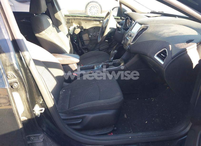 Photo 5 of 2017 Chevrolet Cruze LT AUTO (VIN 1G1BE5SM8H7112841)