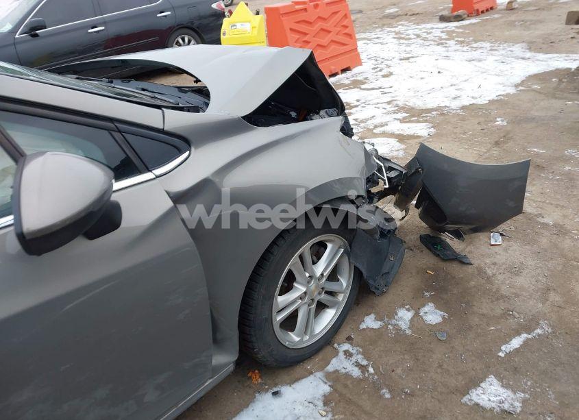 Photo 6 of 2017 Chevrolet Cruze LT AUTO (VIN 1G1BE5SM8H7179570)