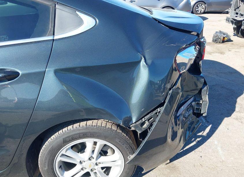 Photo 6 of 2018 Chevrolet Cruze LT AUTO (VIN 1G1BE5SM8J7147823)