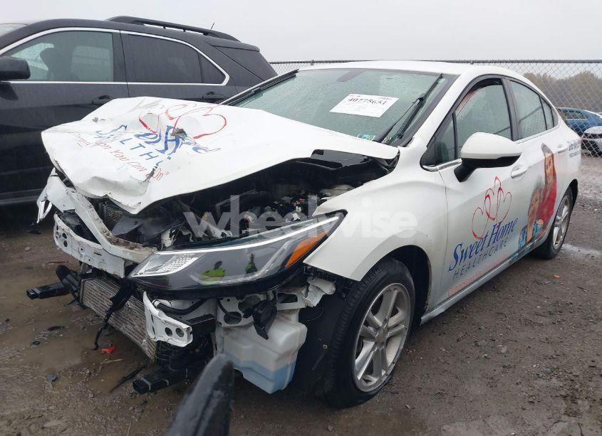 Photo 2 of 2018 Chevrolet Cruze LT AUTO (VIN 1G1BE5SM8J7199579)