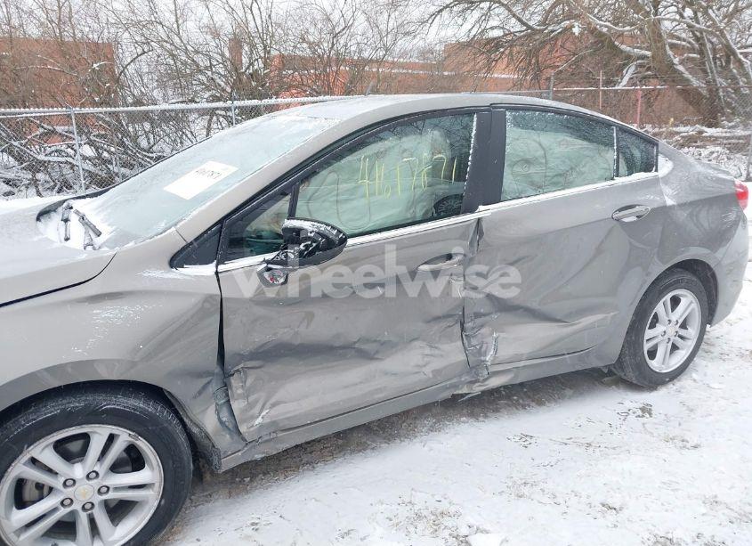 Photo 6 of 2018 Chevrolet Cruze LT AUTO (VIN 1G1BE5SM8J7224299)