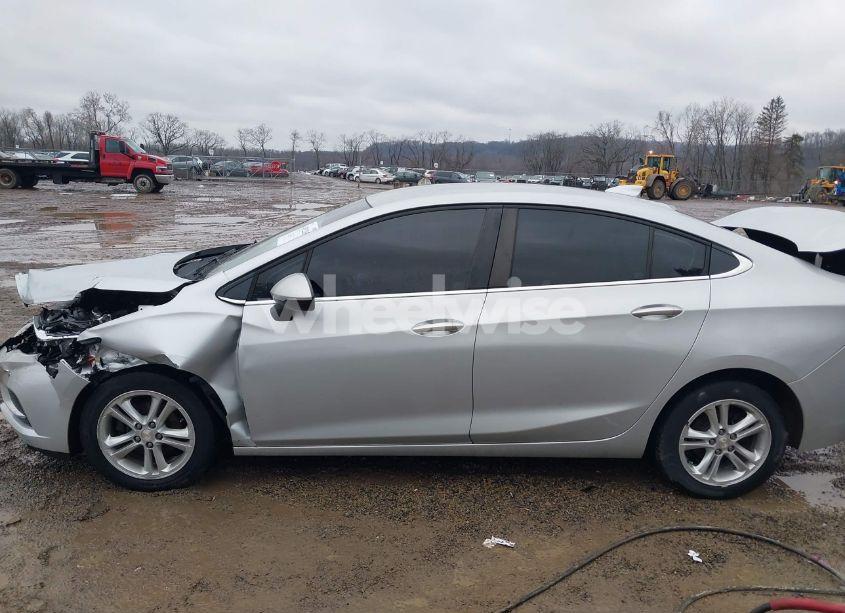 Photo 14 of 2018 Chevrolet Cruze LT AUTO (VIN 1G1BE5SM8J7240227)